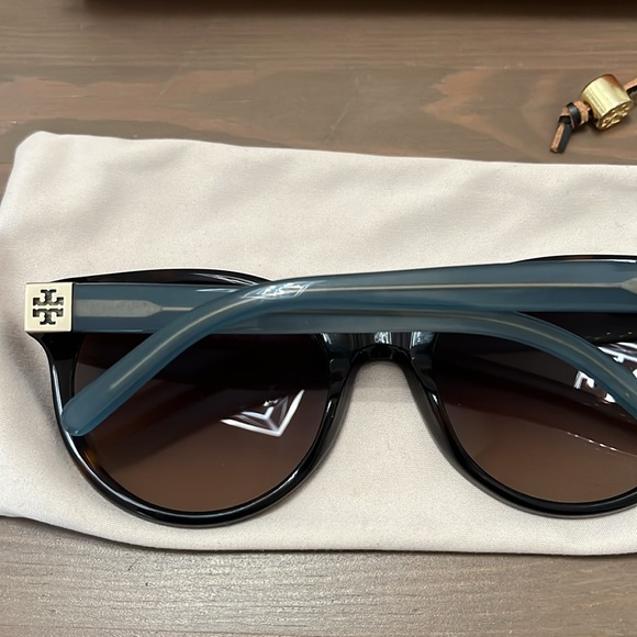 Round frame Tory Burch Sunglasses - Picture 5 of 5